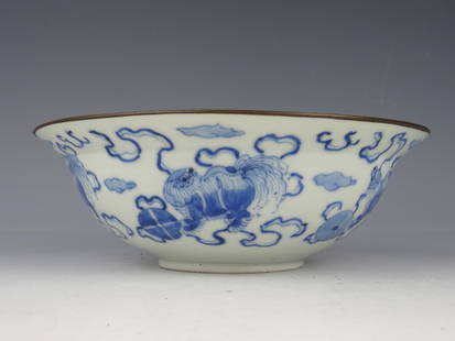 Porcelain blue de hue bowl: Chinese porcelain Blue de Hue bowl with lions for Vietnamese market - Marked - 19th century. Height 6 cm. Diameter 20 cm. In good condition.