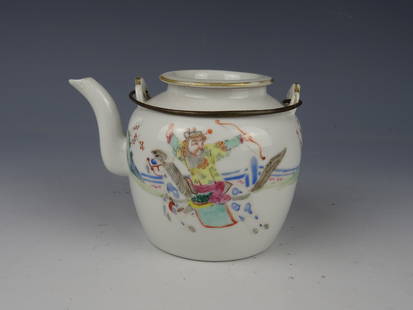 Porcelain teapot: Chinese porcelain Fencai teapot with figures- 19th century. Height 9 cm. In good condition.