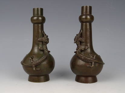 Two bronze vases: Two Chinese bronze vases with dragons-19th century - Height 17 cm. In good condition.