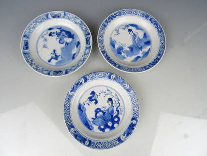Three porcelain dishes: Three Chinese porcelain Blue and White dishes with figures - Marked - Kangxi 18th century. Diameter 10.5cm.