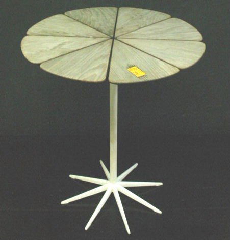 Vintage Modern Schultz Knoll Flower Petal Table: Vintage Modern Richard Schultz Flower Petal Table by: Knoll. 19" tall x 15 3/4" diameter.