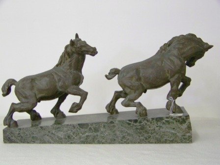 20th c Bronze Figure of Clydesdales: 30 1/2" length x 6 3/4" wude on base, stands 15" tall, no signature found.