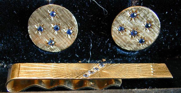 SAPPHIRE & 14KT CUFFLINKS & TIE BAR - 12.7 DWT: Cufflinks mounted w/ 10 small saphires, 3/4" diameter. Tie bar with grooved radiant design mounted with 4 saphires, 2" in length. Boxed.