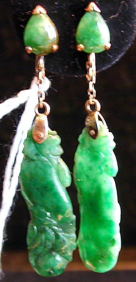 PR ANTIQUE GOLD & CARVED JADE PENDANT EARRINGS: Art Deco deep green carved jade pendants on gold chain w/ tear drop shape jade base, screwback, 2" length.