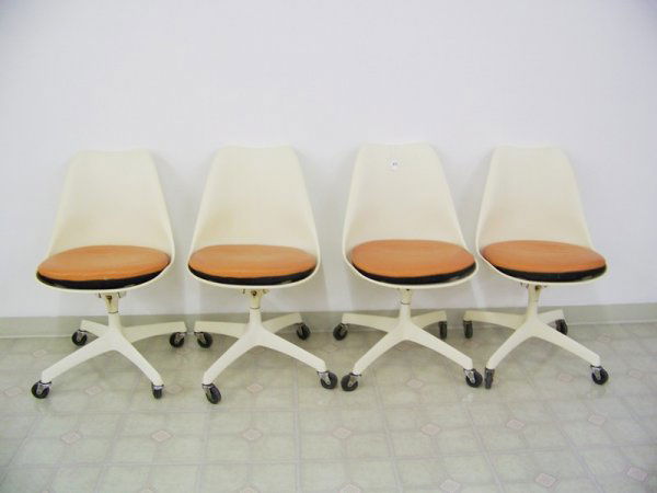 4 Eero Saarinen Tulip Desk Chairs By Knoll: By Knoll Associates all on swivel bases . 31 5/8" tall 19 1/4" wide . With original seats .