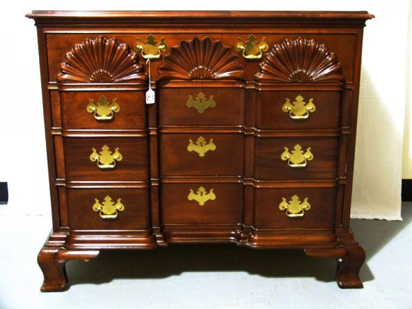 Chippendale Mahogany Shell Front Bracket Foot Ches: Chippendale Mahogany or Cherry wood Shell Front Bracket Foot Chest with 4 drawers and stands 35 3/4" tall 40" wide and 22" deep. Shell carving on top drawer resting on bracket feet.