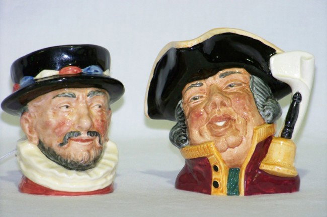 Pr. Royal Doulton Tobys " Beefeaters & Town Crier ": Pr. Royal Doulton Tobys " Beefeaters & Town Crier ", Beefeaters 1946 , Town Crier D6537 and both are app. 3 1/2" tall