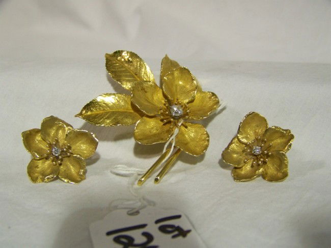 Vintage 14 Kt Diamond Brooch & Earrings Set: Vintage 14 Kt Diamond Brooch & Earrings Set. Flower design . Brooch with leafs has a app. .45 ct round center diamond and earings have app. .13 center diamonds. Total weight is 24.1 dwt.