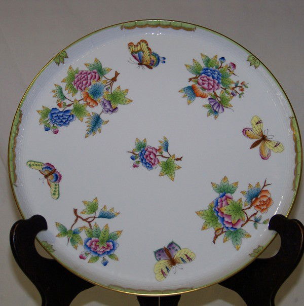 LARGE ROUND HEREND QUEEN VICTORIA TRAY: LARGE ROUND HEREND QUEEN VICTORIA TRAY, 12 1/2" across. # 438/v80 on bottom.