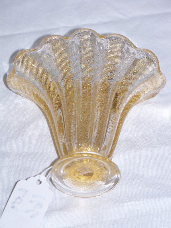 Early Barovier & Toso Murano Art Glass Ribbed Fan: Early Barovier & Toso Murano Art Glass Ribbed Fan Vase, Great murano glass fan vase with gold throughout,app. 4 1/4" tall and app. 4 1/2" across top. With a ribbed design.