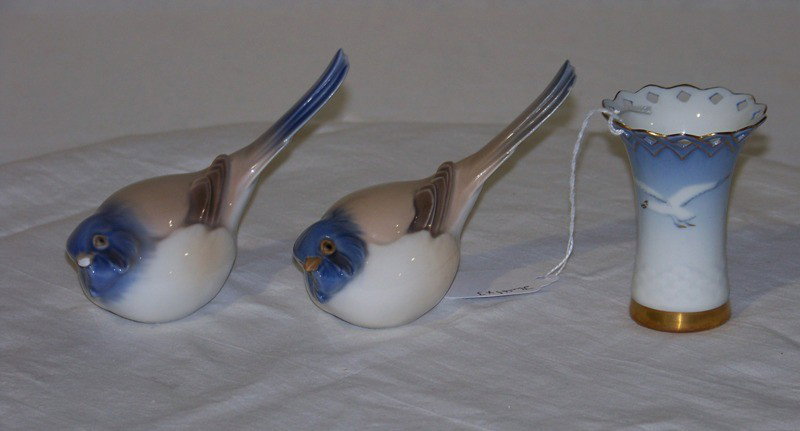 Pair B&G Porcelain Birds & Bird Vase: Pair B&G Porcelain Birds & Bird Vase. Birds are app. 5" long, vase is 3" tall.