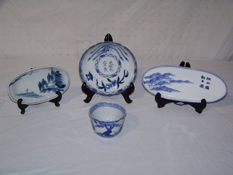 4 Signed Chinese Blue & White Porcelain Table Arti: 4 Signed Chinese Blue & White Porcelain Table Articles. A 2 1/2" cup, 6" bowl and a 6 3/8" & 8 5/8" trays.