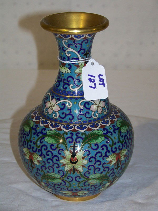 Vintage Chinese Cloisonne Gourd Vase 8 1/4" Tall: Vintage Chinese Cloisonne Gourd Vase 8 1/4" Tall . Great fine detail to this vase, stands 8 1/4" tall and app. 5" wide.