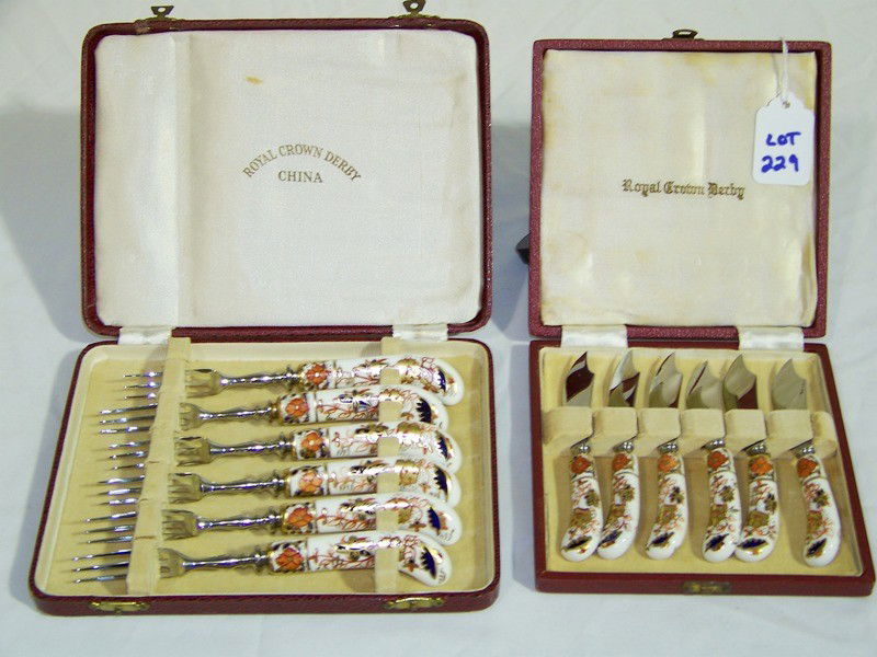 Royal Crown Derby Imari Boxed Knike & Forks Set F: Vintage Royal Crown Derby Boxed Knike & Forks Set For 6. Forks are app. 6 1/4" long butter knife are 4 1/2" long.