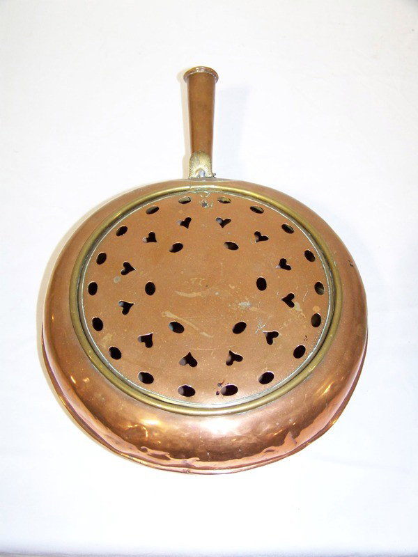 Early French Heart Pierced Copper Bed Warmer: Early French Heart Pierced Copper/Brass Bed Warmer, with brass shell thumb pull and also oval pierced cut out on top,Has engravings on top of floweres and banding on outer edge.11" wide with a 5" hand