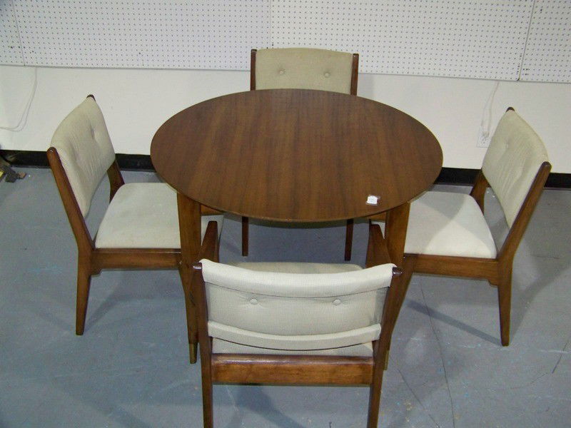Jens Risom Modern Dining Table & 4 Chairs: Jens Risom Modern Dining Table & 4 Chairs. Great table with brass cap feet on table. Table is round in shape without leaves and measures approx. 40" diameter and has four 16" leaves. One leaf has deco