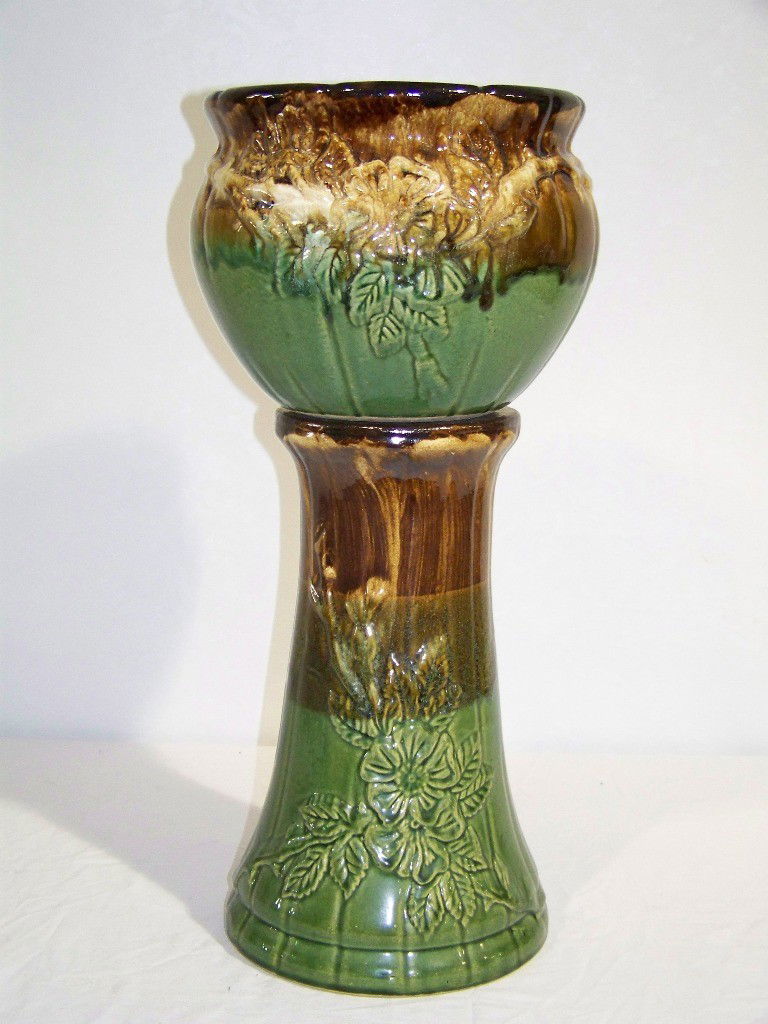 Vintage Majolica Roseville Ohio Jardiniere & Stand: Vintage Roseville Ohio Jardiniere & Stand in a green and brown color with floral and leaf design. Jardiniere is approx 8" tall x 10" wide. Pedestal is 14" tall.