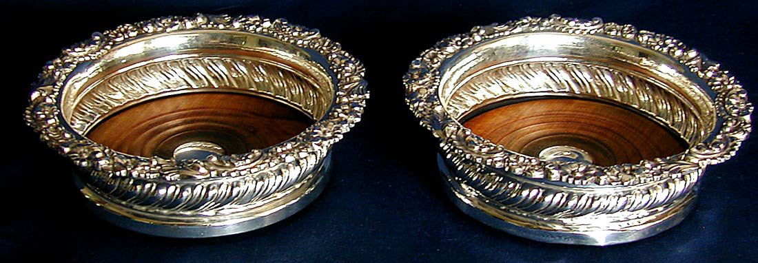 PR OF GEORGIAN STERLING WINE COASTERS 1822: A pair of sterling silver wine coasters made in the Georgian period of 1822 by T & J SETTLE, Sheffield; each hallmarked along the lower base edge with the touchmark for T & J Settle (T & I.S), the lio