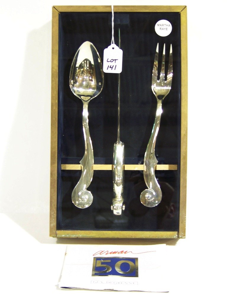 ARMAN (1928-2005) Limited Edition Guy Degrenne Edi: ARMAN (1928-2005) Limited Edition Guy Degrenne Edition. Tafelmusik, 1998 Set of 3 silver cutlery. Each pc. signed and numbered 686/1000. Guy Degrenne Edition. Size of the enclosure: 35 x 21 x 6 cm,14"