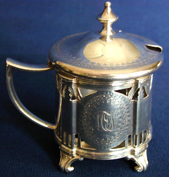 THEO. B. STARR STERLING MUSTARD POT: A sterling silver mustard pot made by the American maker Theodore B. Starr (missing the cobalt blue glass liner); 3.25"H, 3 troy ounces. PROVENANCE: Estate of Mrs. Alexandra Landa of Palm Beach, Flori