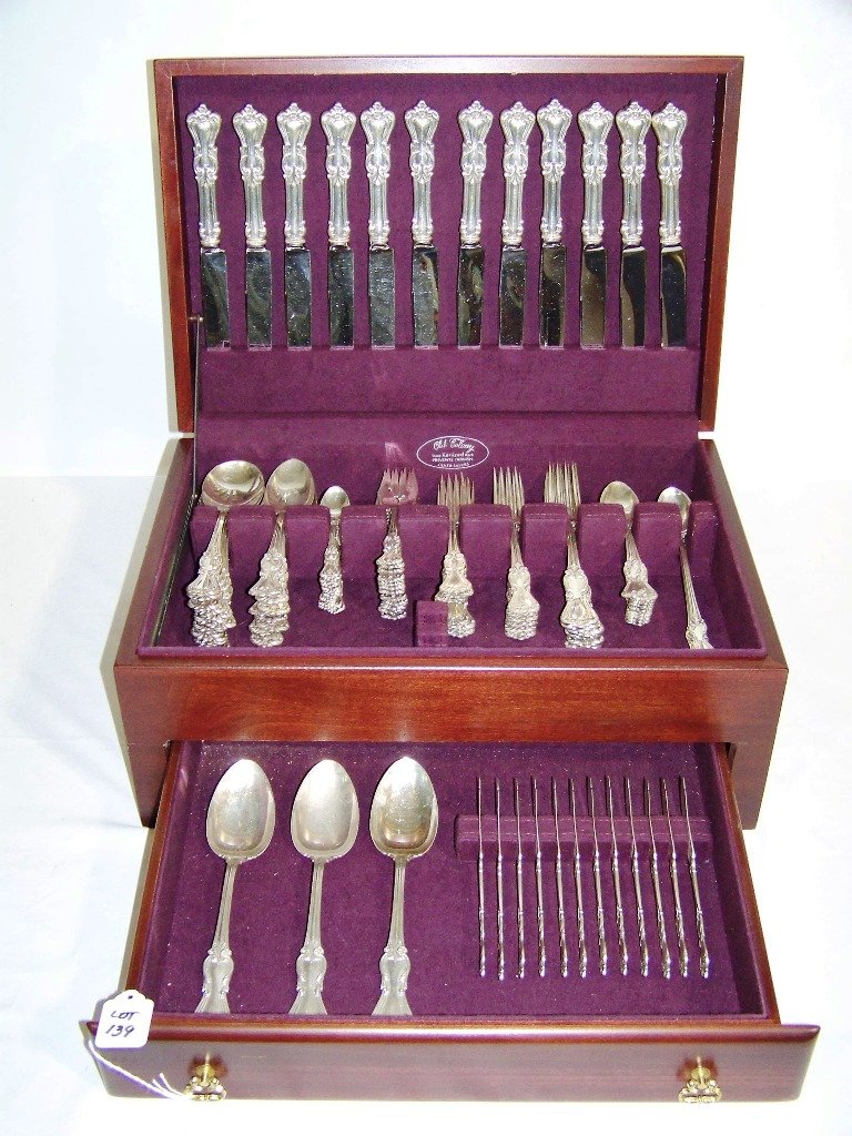 104 Pc Reed & Barton Sterling "Marlborough"Flatwar: 104 Pc Reed & Barton Sterling "Marlborough"Flatware Set. Great set in a fitted wooden case. Set has 12 Dinner Knifes,12 Butter knifes,6-7 1/2" Ice Tea Spoons,9-5 3/4" Tea Spoons(one is bent),6-7 3/4" 
