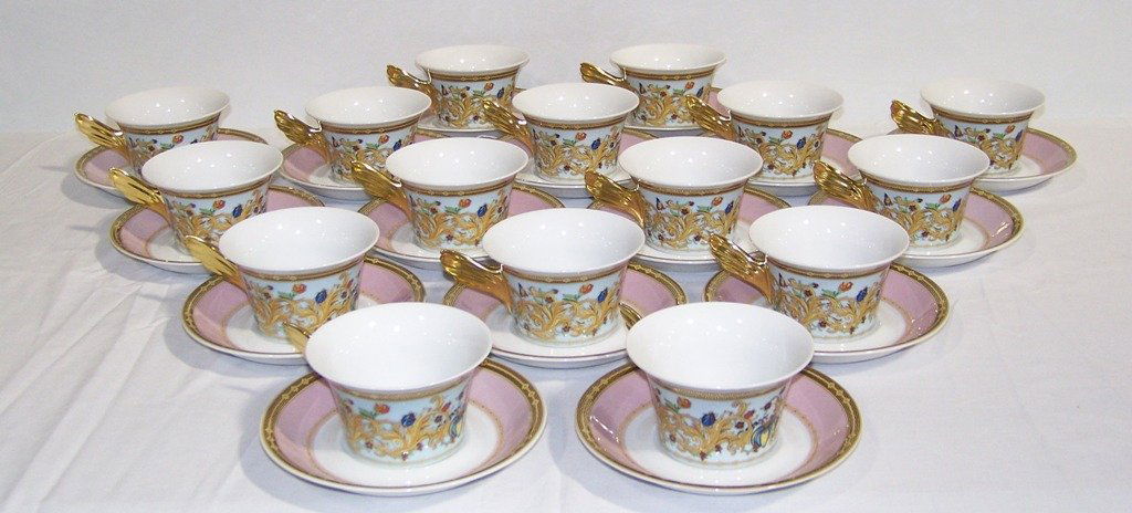 16 Versace Le Jardin de Versace Pattern Cups & Saucers: 16 Versace Le Jardin de Versace Pattern Cups & Saucers. Great set of cups and saucers by Rosenthal studio line.All in like new condition.Cups are app.2 3/8" tall x 5" across handle.