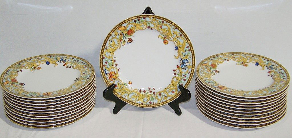 23 VERSACE "Le Jardin de Papillons" 10 5/8" Dinner Pla: 23 VERSACE "Le Jardin de Papillons" 10 5/8" Dinner Plates. Great set of plates by Rosenthal studio line.All in like new condition.VERSACE "Le Jardin de Papillons".