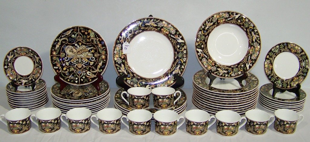 Villeroy & Boch "Intarsia "Pattern Dinner Service 57 Pc: Villeroy & Boch "Intarsia "Pattern Dinner Service 57 Pc. Each in like new condition.Set has: 5 - 10 7/8" dinner plates one with chip 12 - 9 1/2" Soup bowls 10 - 8 5/8" plates 8 - 6 7/8" bread plates 1