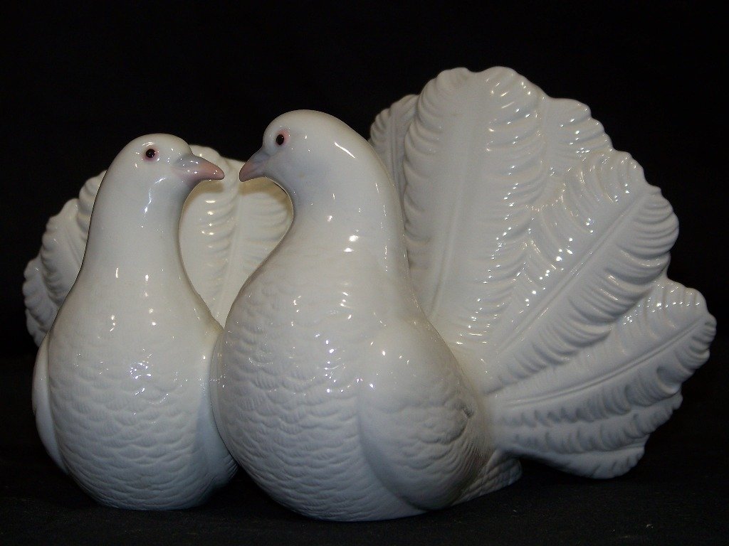 Vintage Lladro Figure of a Pair of Doves # 1169: Vintage Lladro Figure of a Pair of Doves # 1169. Great Lladro Figure of 2 Doves or Love birds.Stands app.5" tall,app. 8 1/2" wide and 6" deep. Would make a great Wedding cake topper.