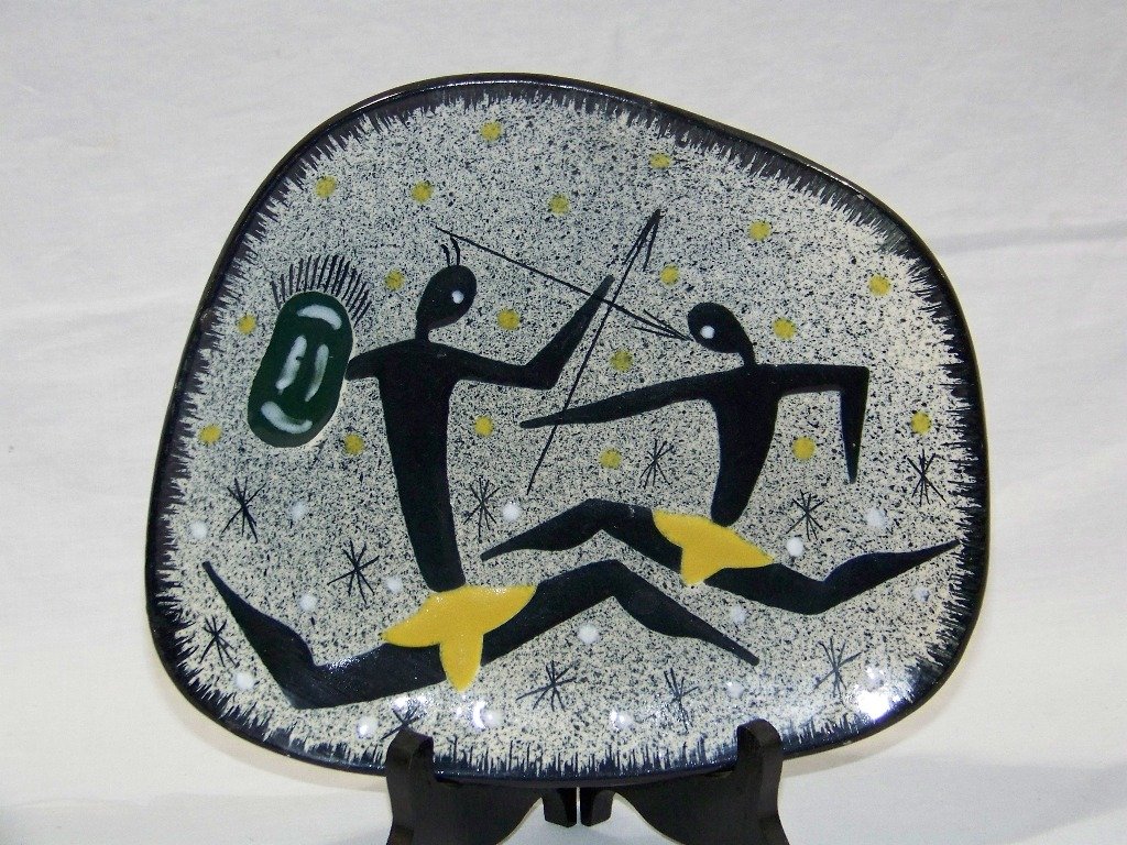 Vintage Modern "Picasso" Style Pottery Plate: Vintage Modern "Picasso" Style Pottery Plate. Great plate with two warriors to center.9" wide,8" deep.