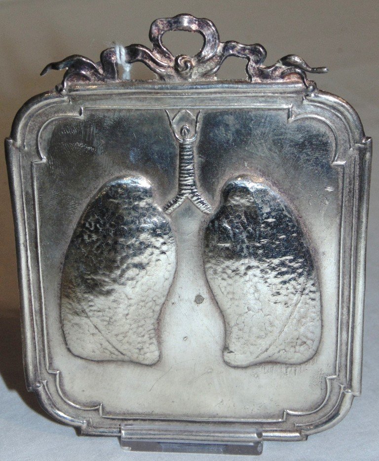 COLONIAL SILVER EX-VOTO LUNG MILAGRO: This lot is an antique piece in colonial silver. It is an ex-voto lung Milagro. Note - An exact replica of this piece can be found in the Museum of International Folk Art, Santa Fe, New Mexico. Size 4