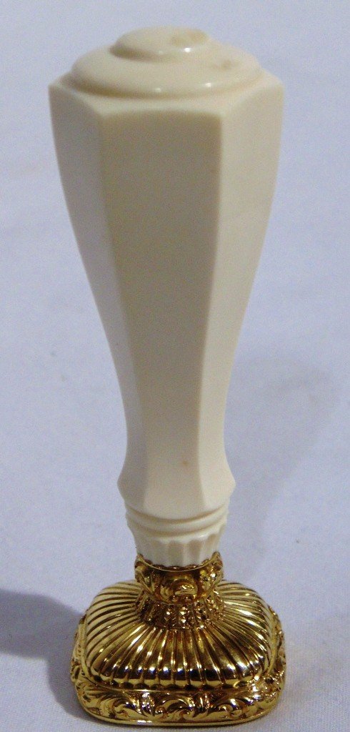 REGENCY IVORY AND GOLD ARMORIAL DESK SEAL: This is a fine Regency period ivory, gold and chalcedony armorial desk seal. The handle is ivory with gold mounts and the seal is engraved in chalcedony hardstone.It 3 1/4" high. Provenance: The Estat