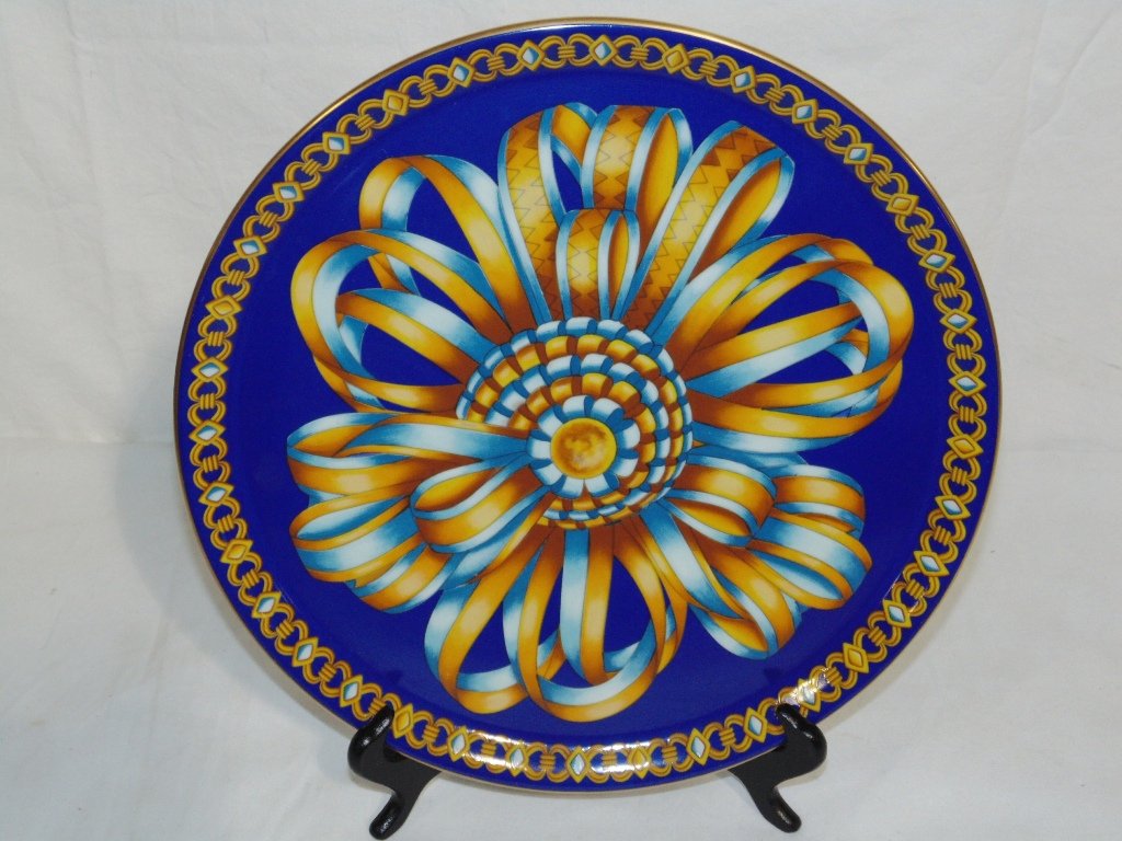 HERMES "Cocarde de Soie" Porcelain 12 3/8" Round Tray: Authentic HERMES "Cocarde de Soie" Porcelain 12 3/8" Round Serving Tray. Great Tray in like New condition. THIS ITEM IS BEING RE SOLD FOR NON PAYMENT FROM: Richard Stone AKA RICHARD STEIN 24 Tanners N