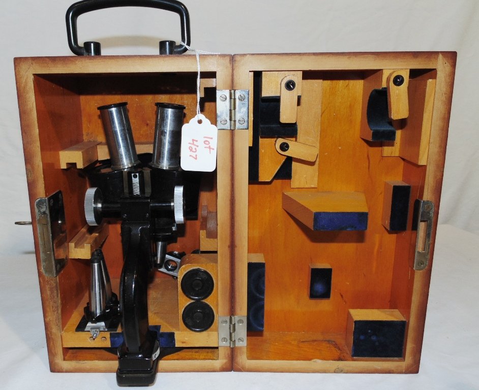 Vintage Carl Zeiss Microscope in Box w/Extras: Vintage Carl Zeiss Microscope in Box w/Extras. Great early Microscope by Zeiss in original box.Box is 11" tall,6 1/2" wide and 6 3/4" deep.Has add. lens.No.262646