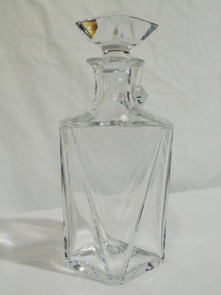 FINE ART DECO /CUBIST MODERN SIGNED BACCARAT DECANTER: FINE ART DECO /CUBIST MODERN SIGNED BACCARAT DECANTER.GREAT VINTAGE BACCARAT DECANTER WITH STOPPER. SIGNED ON BASE AND IS APP.9 3/8" TALL AND APP.5" DEEP.