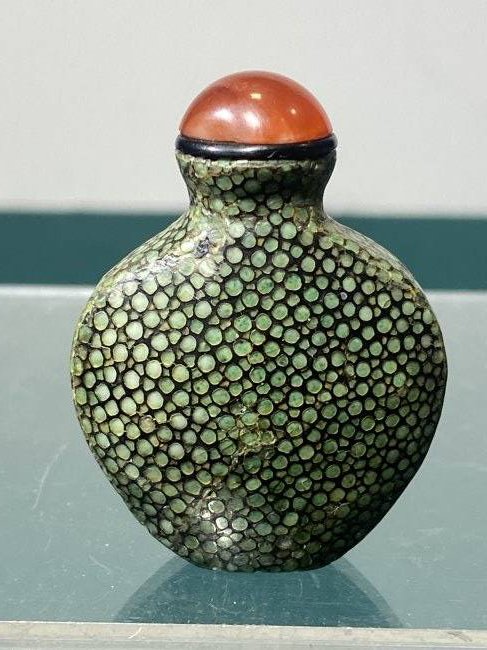 Antique Chinese Snuff Bottle Shark Skin: Antique Chinese Snuff Bottle..2" with the lid