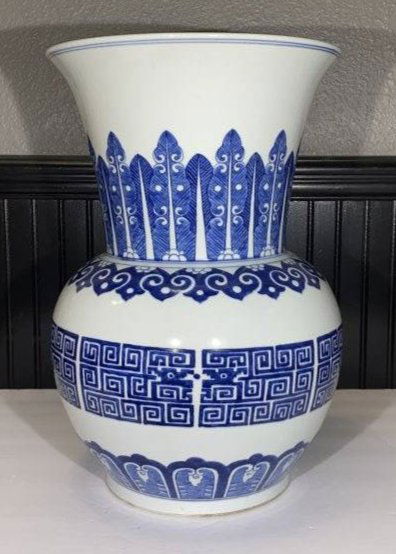 Large Chinese Blue and white porcelain Jar Vase (1 of 9)
