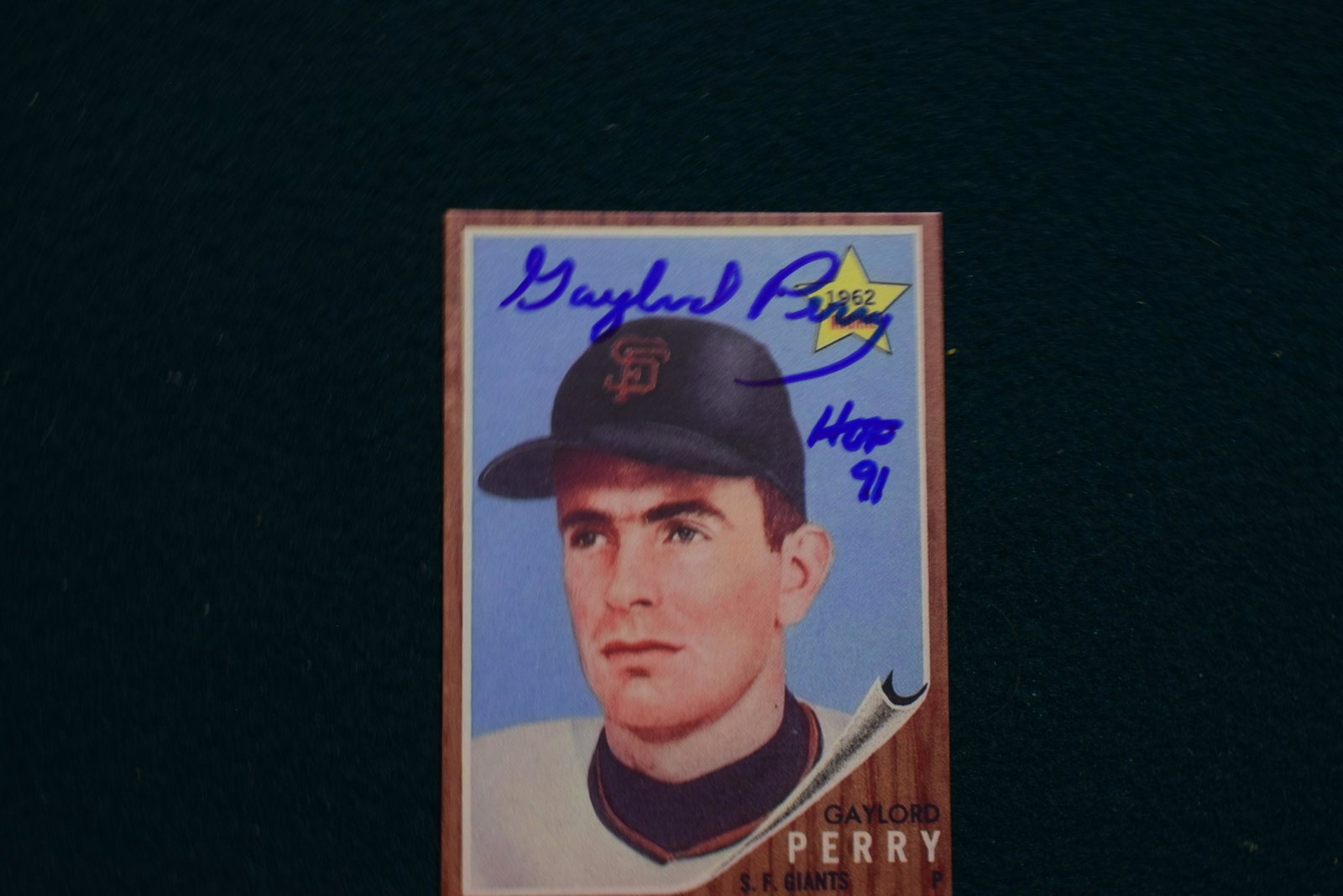 1962 Topps reprint Gayord Perry signed rookie: One of a VERY large signed card and Index card lot from a long time collector. Ranging from the 1920s-2000s: As pictured, this card is signed and a welcome add to any collection.