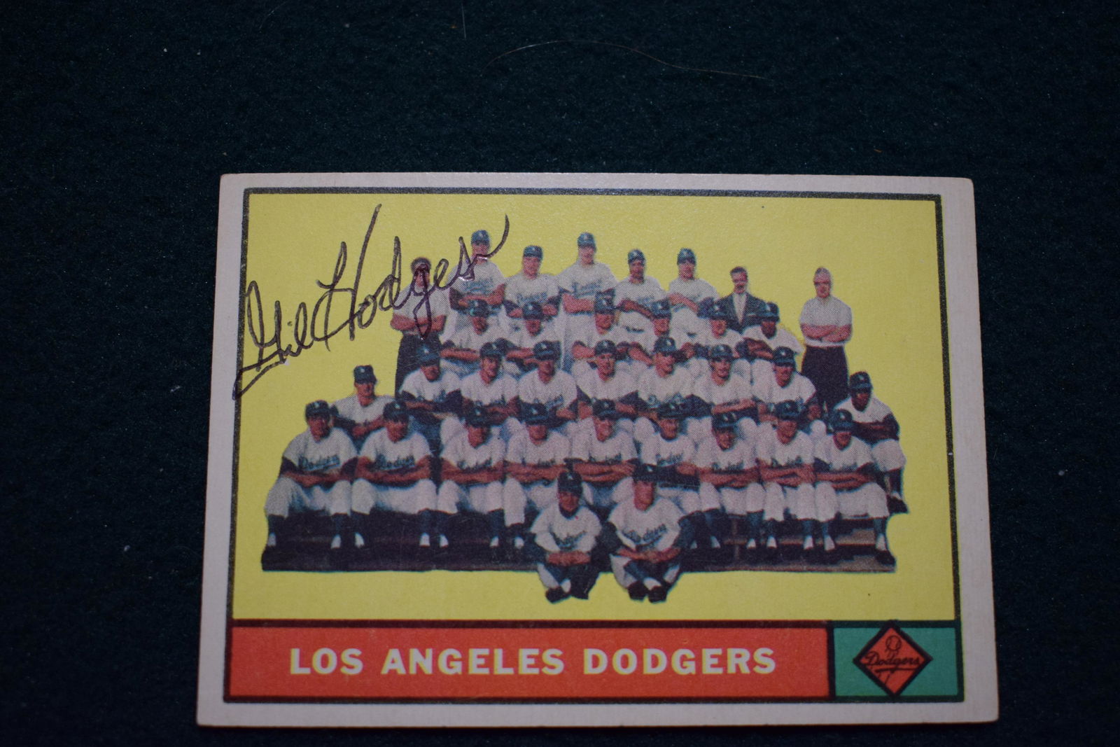 Gil Hodges signed 1961 Topps Dodgers Team card #86 (1 of 1)