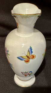 FAMOUS PATTERN QUEEN VICTORIA PORCELAIN VASE: The Herend Porcelain Manufactory (1826) has been making the most gorgeous porcelain items for hundreds of years, handmade and handpainted to the highest of standards. And what is perhaps Herend's most