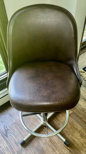 FABULOUS VINTAGE SAMSONITE FAUX LEATHER UPHOLSTERED BAR/COUNTER STOOL: This bar/counter stool from Samsonite has faux leather upholstery in a warm cognac color with plenty of padding underneath and dates from 1975. The chrome swivel base has a footrest for extra comfort.