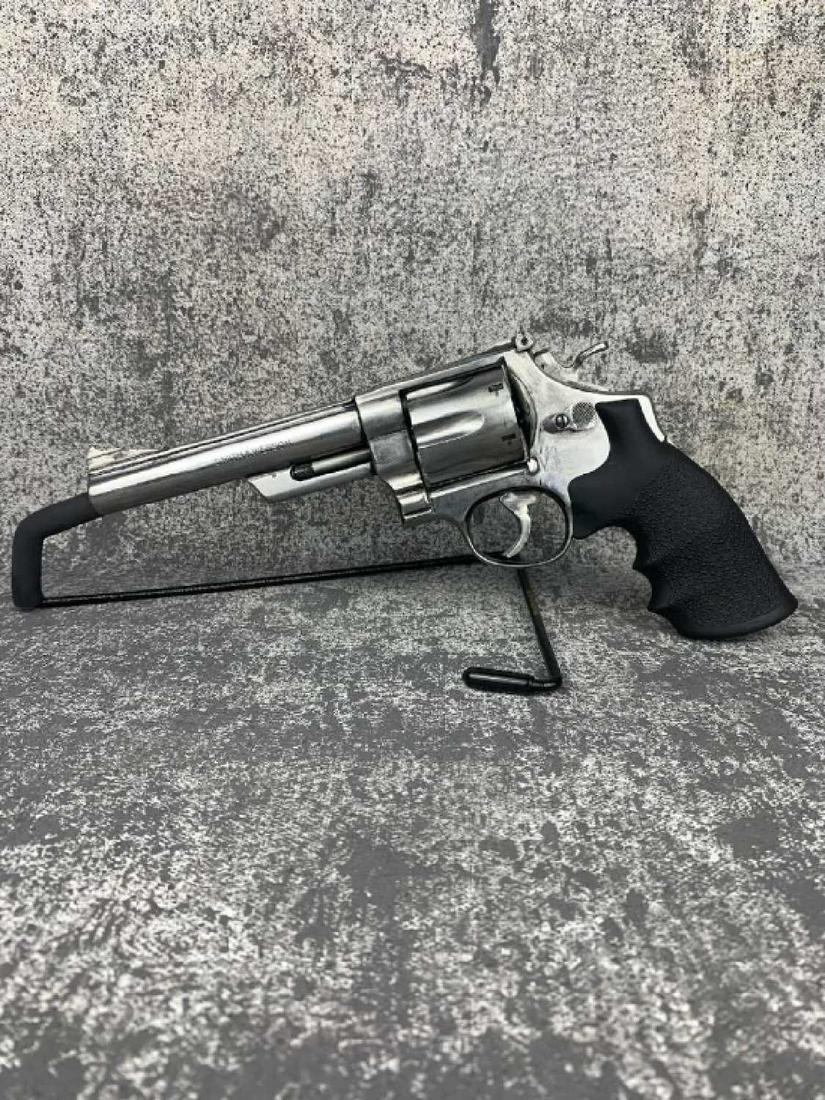 SMITH&WESSON 29-3: This revolver has seen its better days; comes with adjustable rear side, after market rubber grips, 6 shot, please see photos for condition issues. SMITH&WESSON 29-3 44 MAGNUM REVOLVER 6" SHINY N89215
