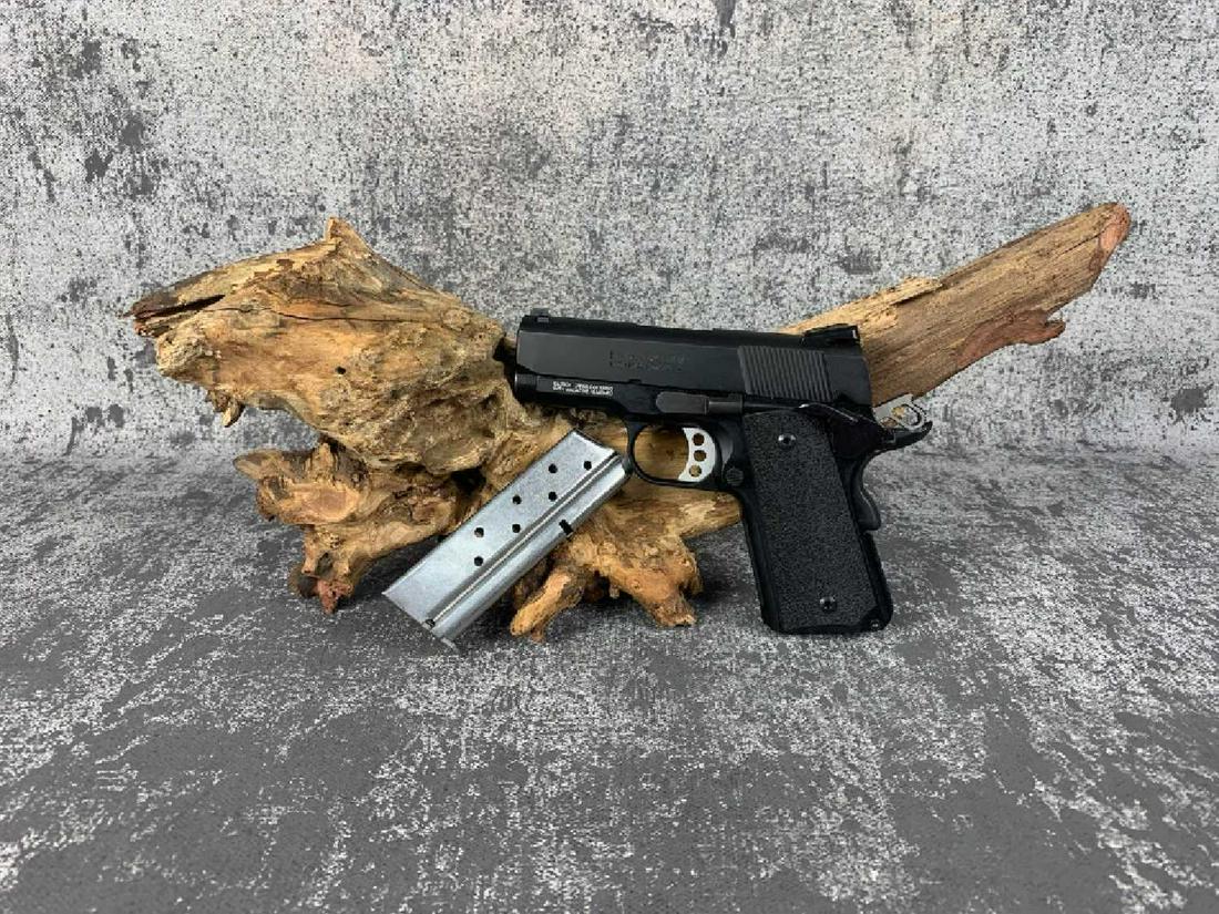 SMITH&WESSON SW 1911 PRO SERIES: Beaver tail safety, with polymer grips and one after market stainless steel magazine. SMITH&WESSON SW 1911 PRO SERIES 9MM SEMI 3" SHINY UFC 4923 EXCELLENT US