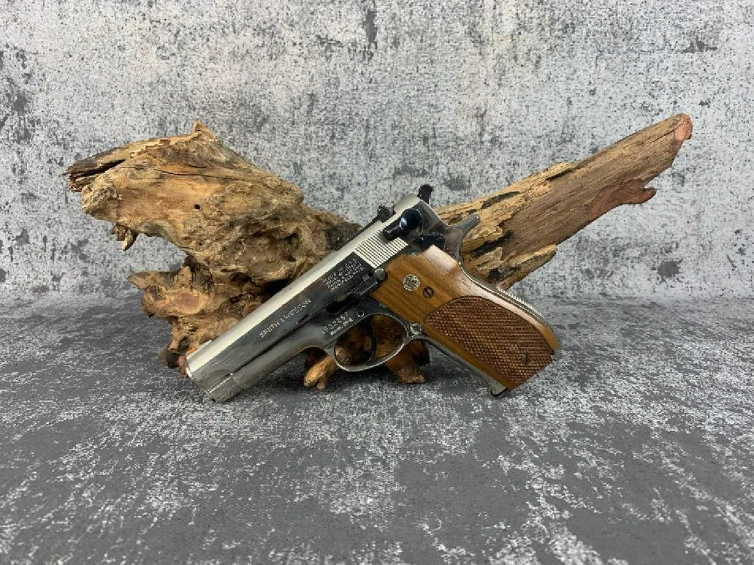 SMITH&WESSON 39-2: Comes with original S&W grips, silver medallion still intact, one steel magazine, finish is starting to flake around grips. Please see photos. SMITH&WESSON 39-2 9MM SEMI 4" SHINY A522257 GOOD US