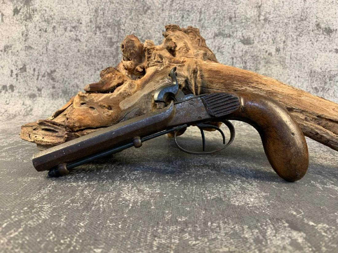 UNKOWN PERCUSSION CAP: This double barrel percussion cap is believed to be possibly 36 caliber? Needs repair. Please see photos. UNKOWN PERCUSSION CAP PERCUSSION 4 1/4" DARK NEEDS REPAIR