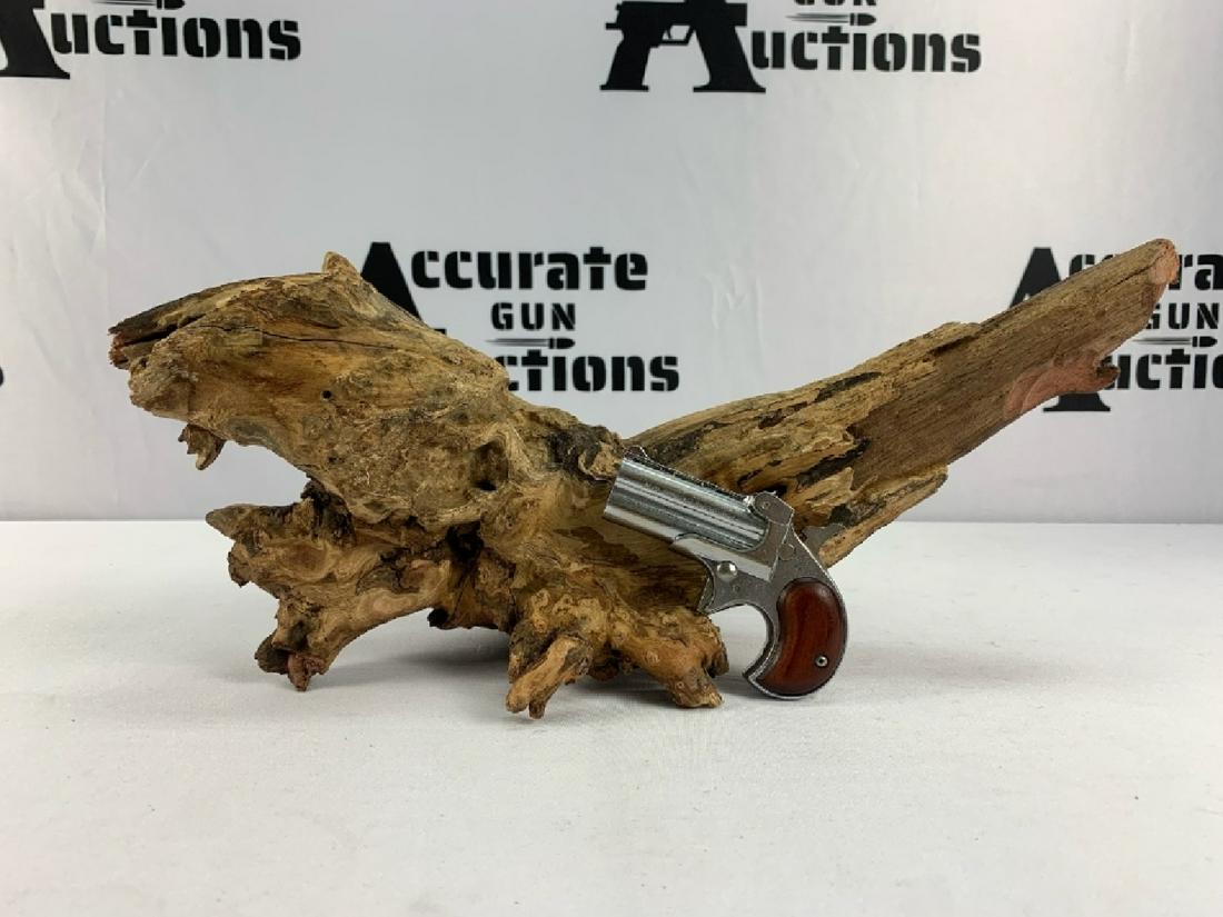 Davis Ind. D-32 .32 AUTO: Garter belt pistol, has a front sight and still functions smoothly. Please see photos. Davis Ind. D-32 .32 AUTO Single 2 1/2" Shiny 113383 Excellent