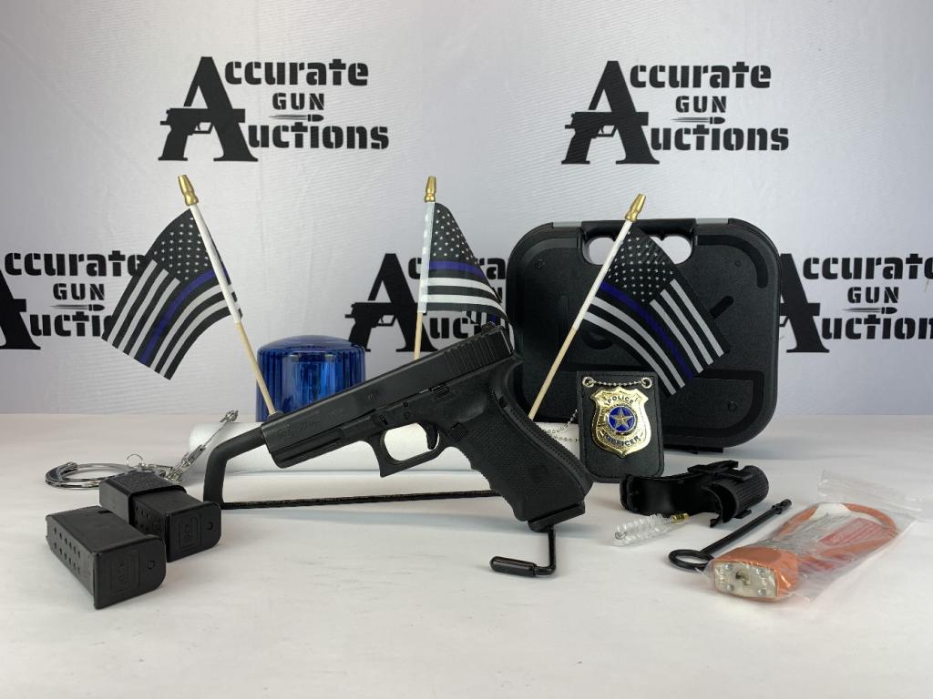 Glock 22 Gen 4 .40 S&W: Grade A Law Enforcement buyback pistol. Has a bright shiny bore with strong rifling. Shows minimal signs of handling/holster wear and comes with (3) 15-round Glock mags, night sights, (4) extra modula