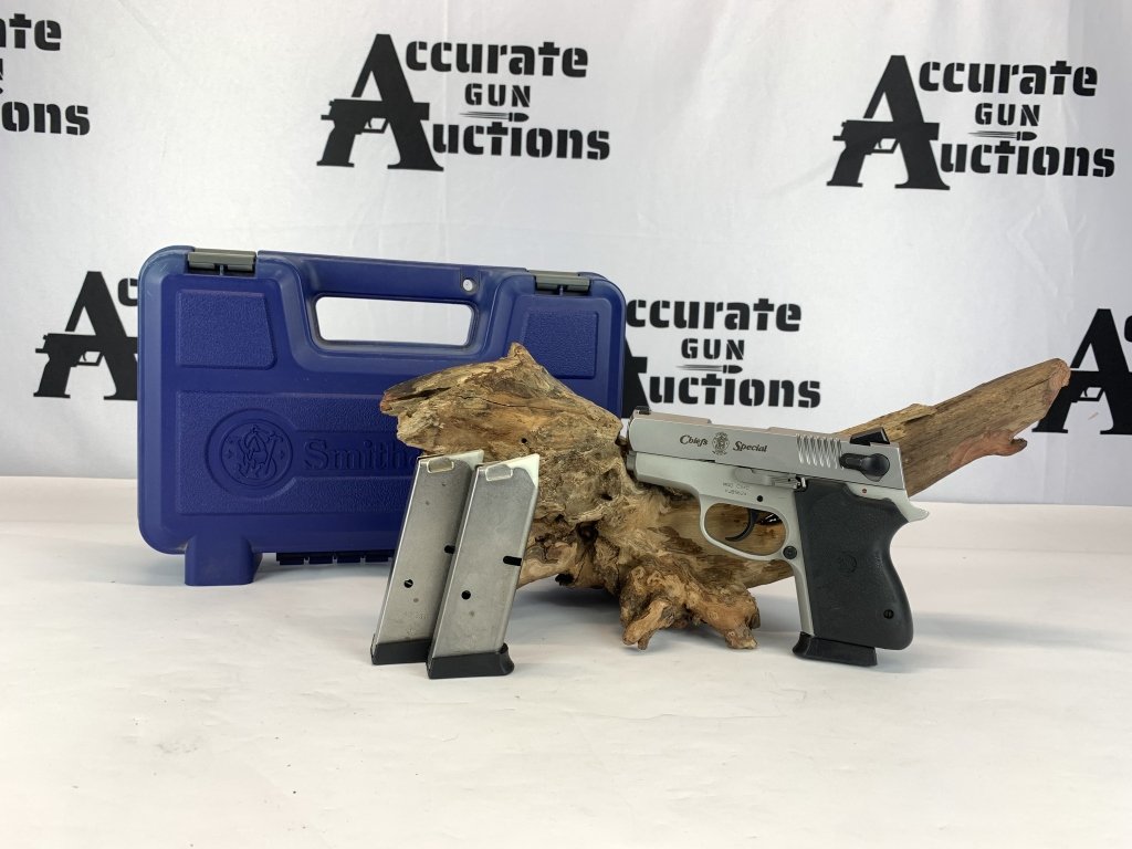 Smith & Wesson CS40 .40: This pistol comes with (3) magazine, ramp front sight, static rear sight and nice rubber grips. Shows signs of normal wear and tear. Please see photos.