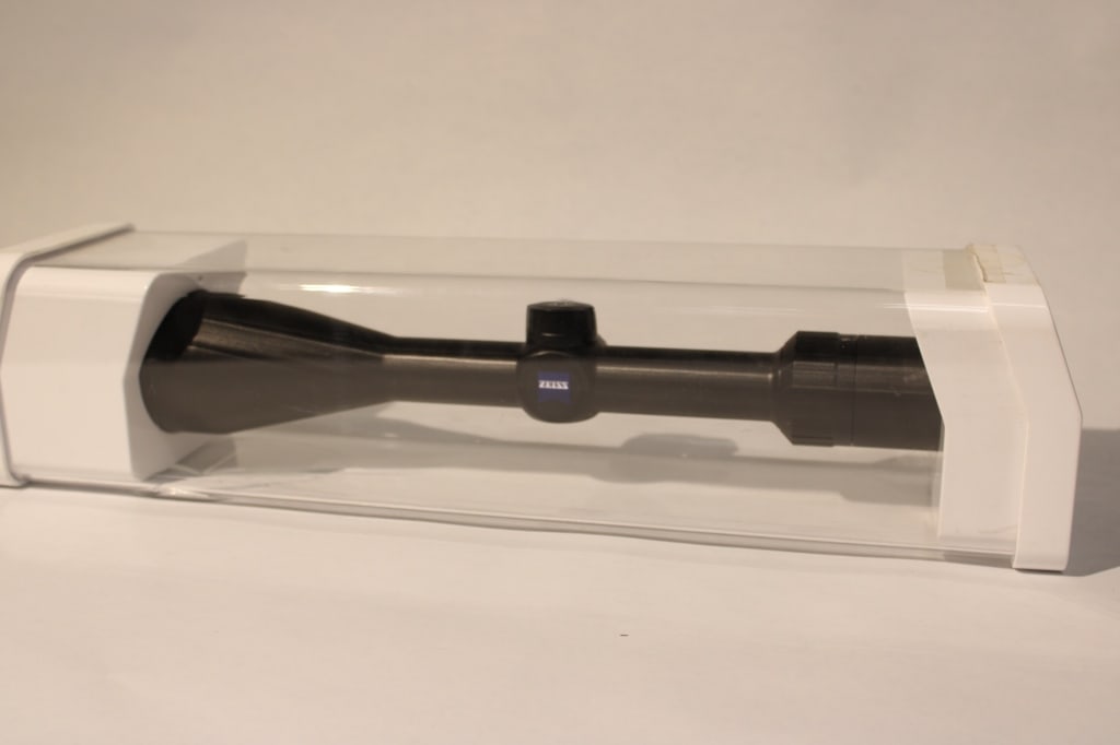 Zeiss RZ6 3-9x50: Zeiss RZ6 3-9x50 with box and lenses cap in bottom of case. Case slightly damaged. Please see photos.