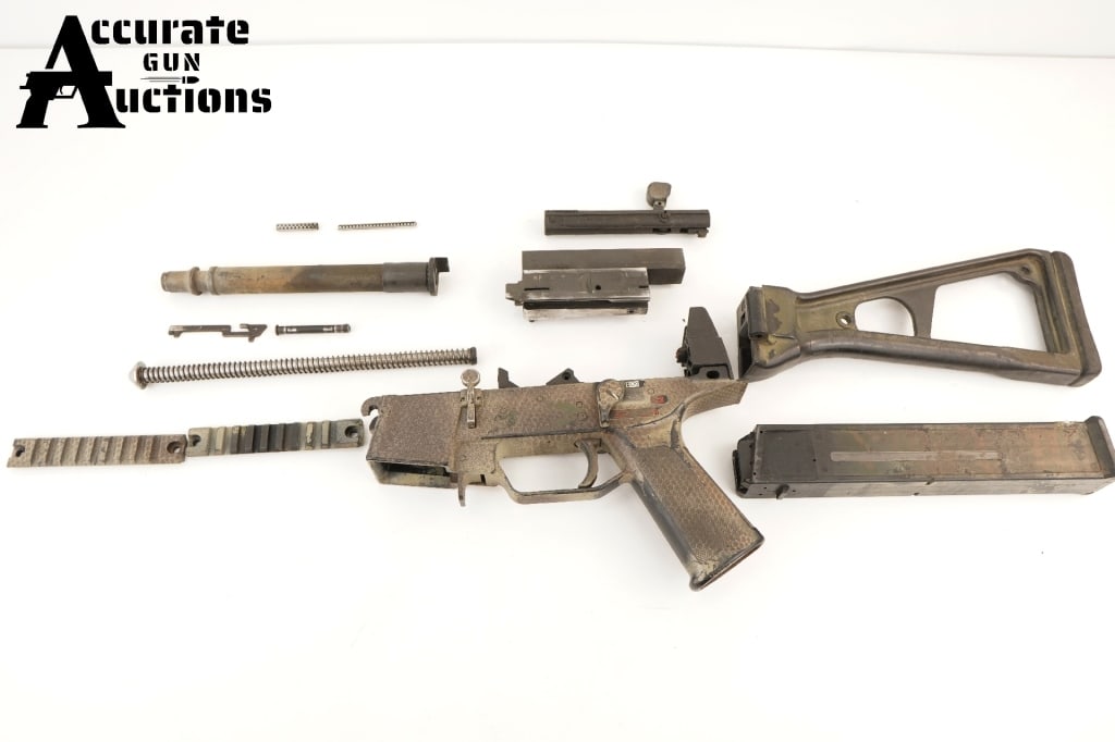 H&K UMP45 Full Parts Kit .45 ACP: The rare H&K UMP45 full Parts kit is exactly what an HK collector waits for. It includes everything other than the receiver. It has a 8? barrel with attached flash hider, Bolt Group, folding polymer r